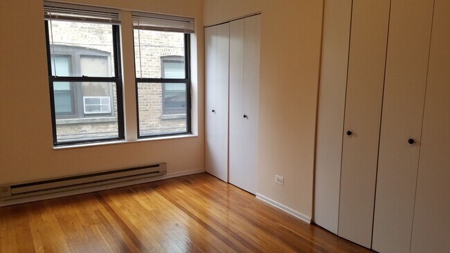 Building Photo - East Rogers Park Three Bedroom/Two Bath *I...