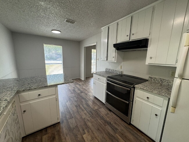 Building Photo - Two bedroom 1 bath with great space on qui...