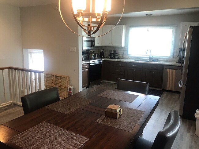 Building Photo - Gorgeous 3 bedroom, 2 bath home in great n...
