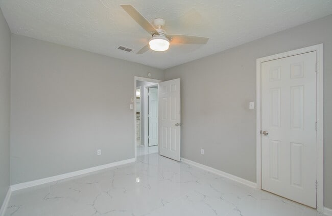 Building Photo - 326 Fair Oak Dr