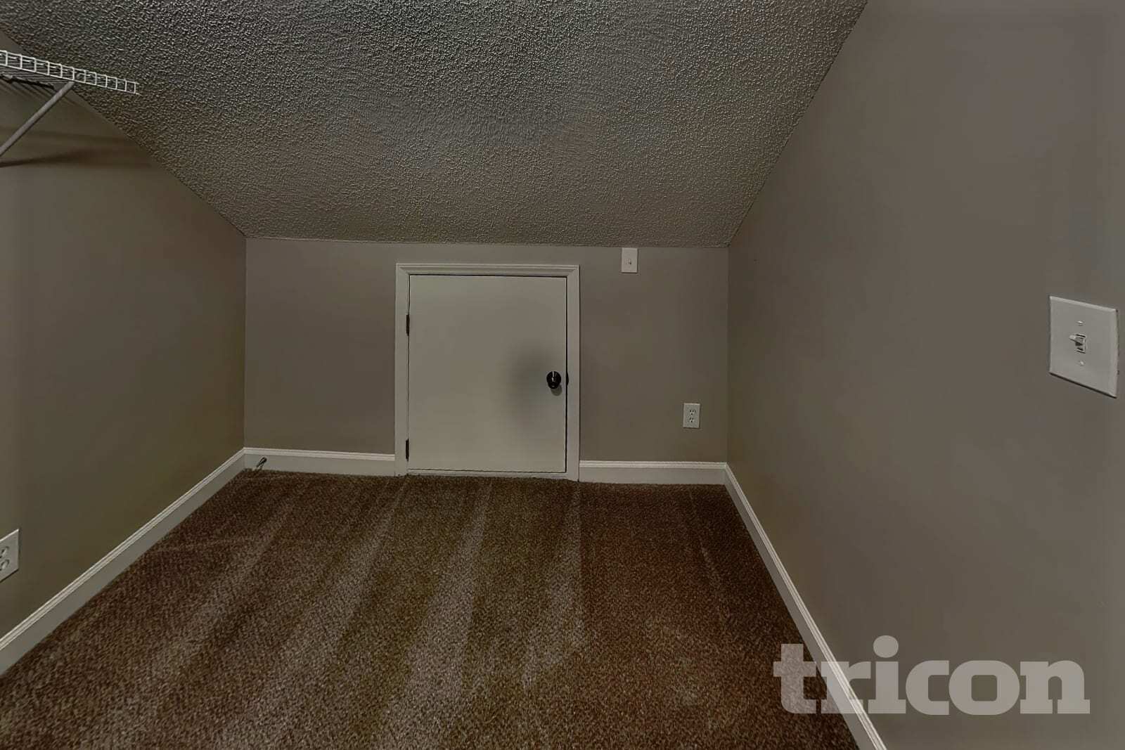 Building Photo - 809 Valley Creek Dr