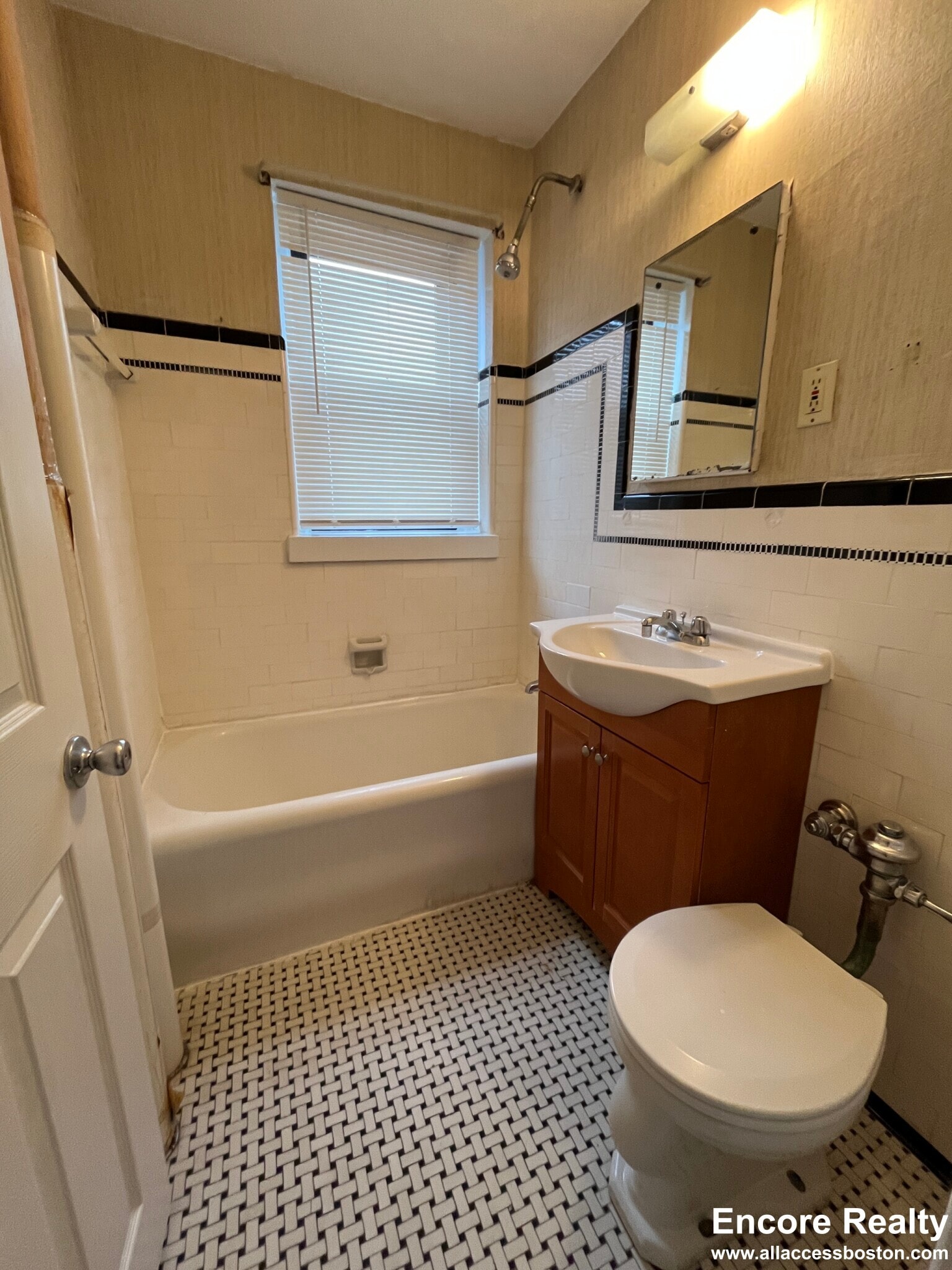 Building Photo - 349 Pleasant St