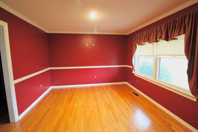 Building Photo - For Rent: Spacious Ranch-Style Home with S...