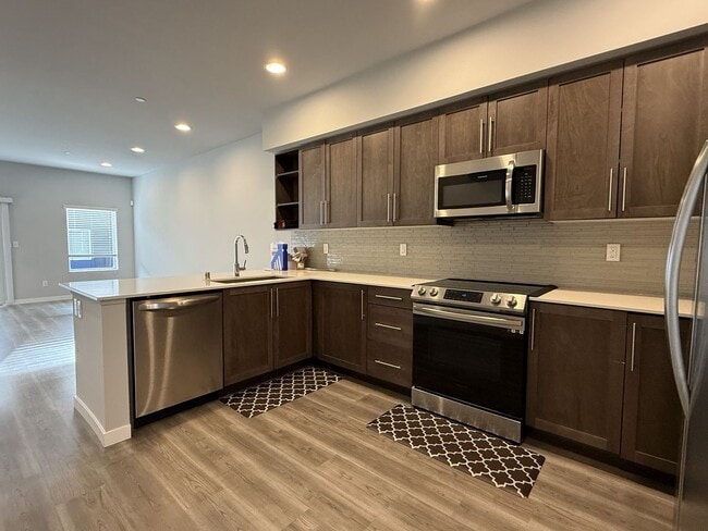 Building Photo - Modern 3BD/3BTH Home for Lease ~ Small Pet Friendly!