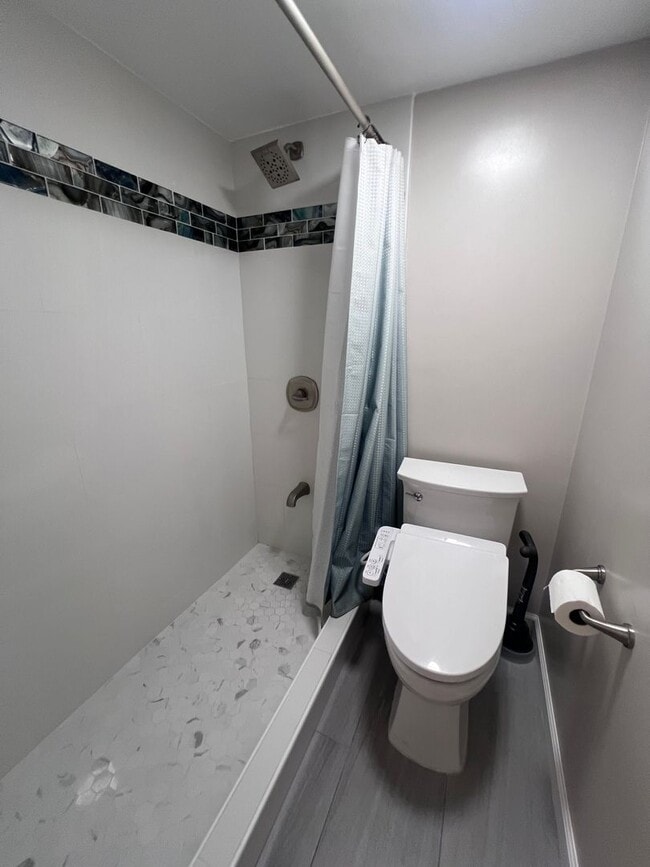 Building Photo - 2 Bedroom, 2 Bath, 2 Parking, AC at Iolani Court Plaza