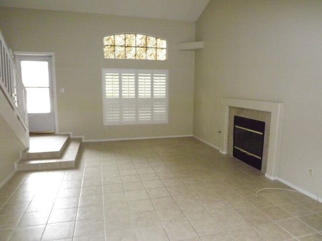 Building Photo - WONDERFUL DUAL MASTER BEDROOM TOWNHOME IN GATED "GREEN VALLEY COMMUNITY!!"