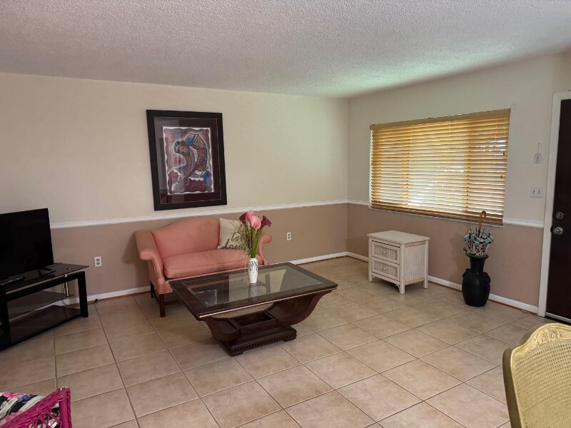 Building Photo - 2348 Shelley St