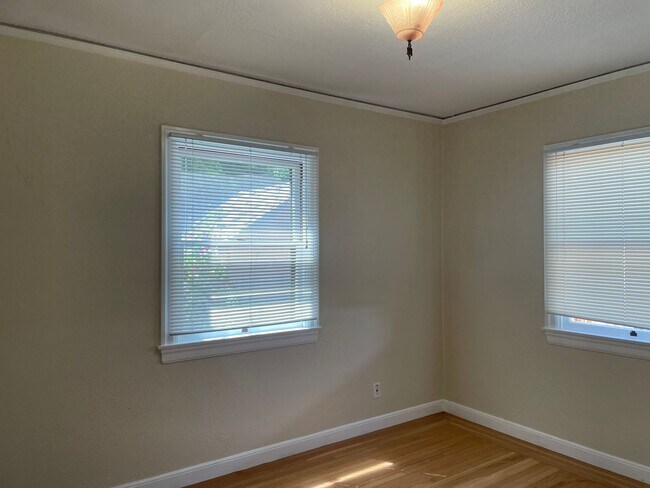 Building Photo - 6 Month Lease on a Two-Bedroom 1 Bathroom East Sacramento Home