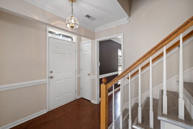Building Photo - Experience a comfortable 3-bedroom, 3-bathroom single-family house.
