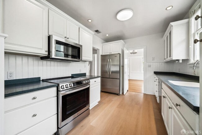 Building Photo - 420 Miramar Ave