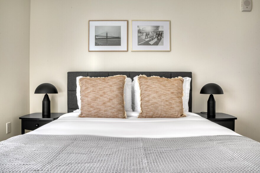 Building Photo - 10349 NE 10th St