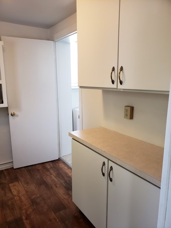 Building Photo - Three bedroom, 2 bath with high ceilings d...