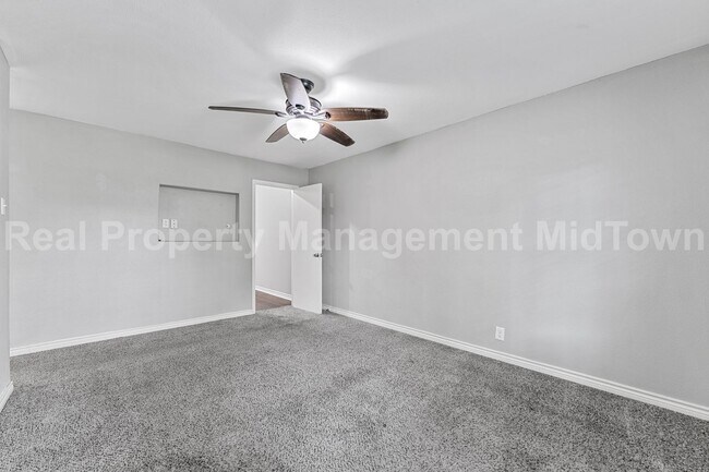 Building Photo - Charming Home in Established Community