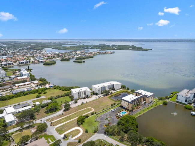 Building Photo - Diamond Bay