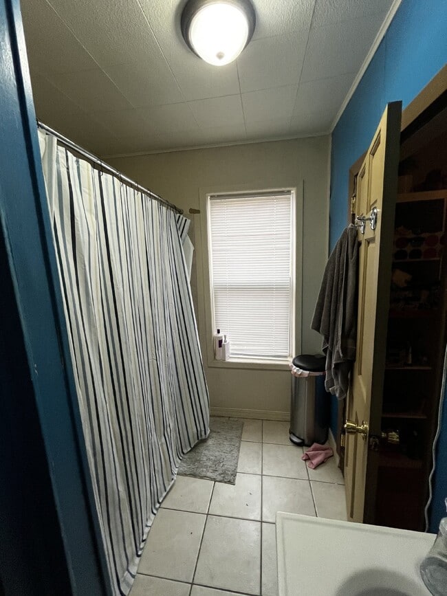 Building Photo - 3 Bed 1 Bath close to UWEC! Available July...