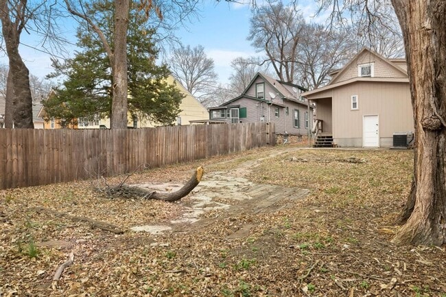 Building Photo - Charming 3-Bedroom Waldo Home with Porch Swing & Hardwood Floors