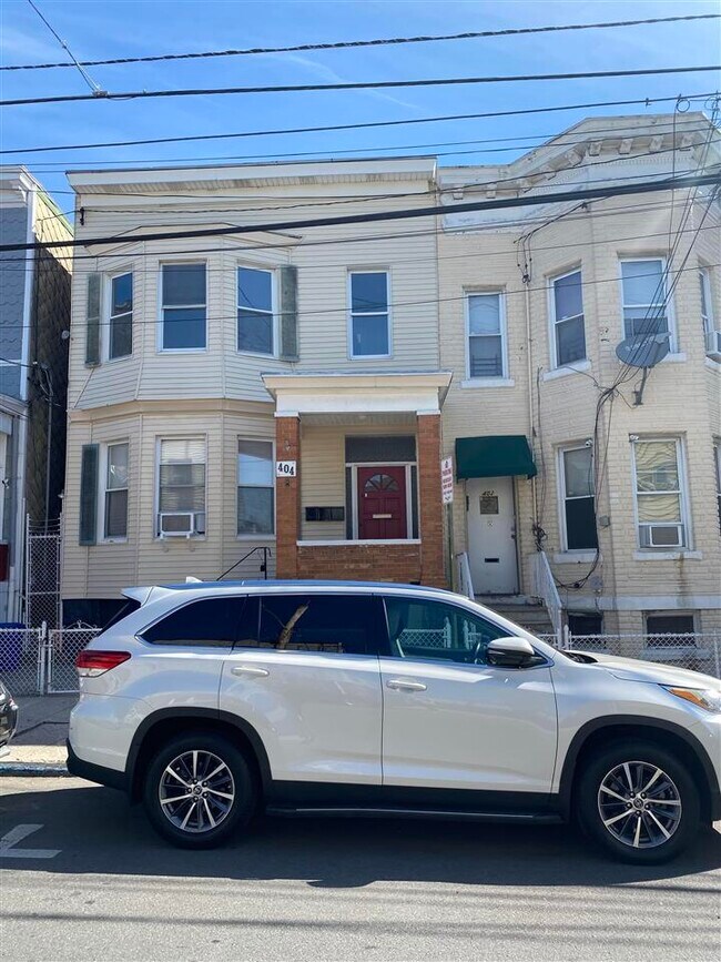 Building Photo - 404 67th St