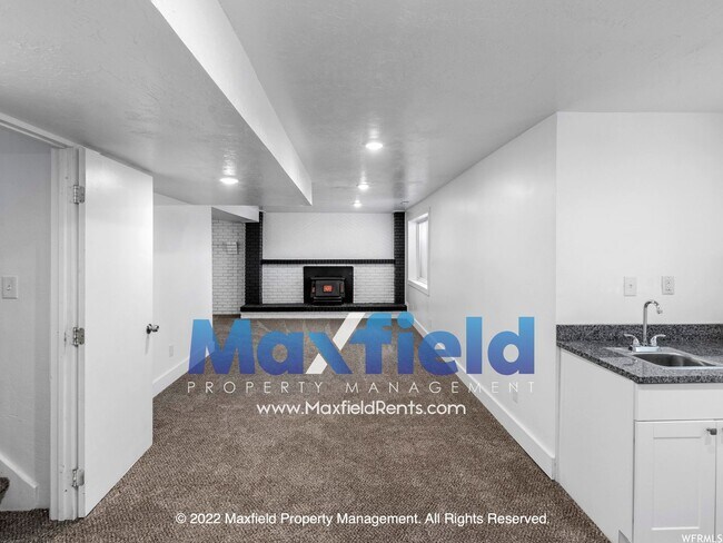 Building Photo - Sandy Rambler 4 BD 3.5 BA 2 GAR Home locat...