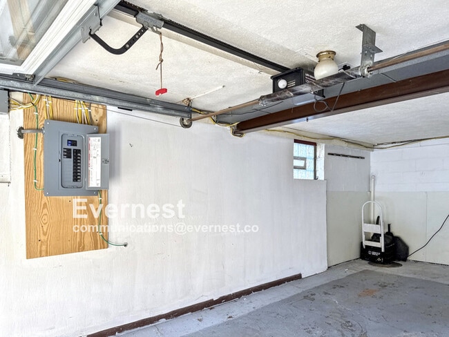 Building Photo - 3216 Elderwood Dr