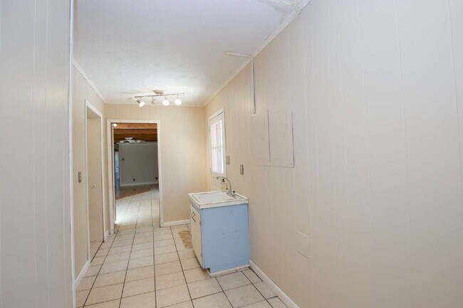 Building Photo - Retro Ranch only minutes from downtown Sou...