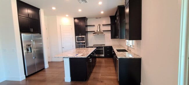 Building Photo - Stunning home with luxurious wood floor and beautiful spacious yard