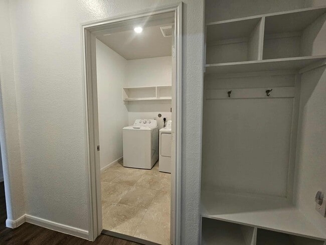 Building Photo - 2111 Levant Ln