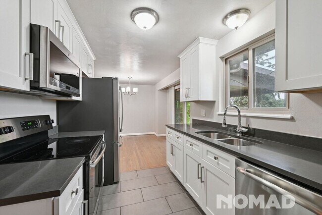 Building Photo - Spacious 5BR House in Aurora