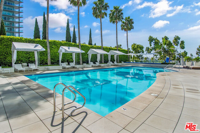 Building Photo - 13700 Marina Pointe Dr