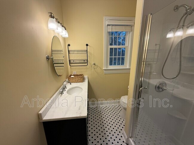 Building Photo - 701 W Locust St