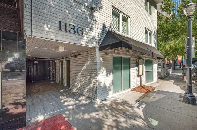 Building Photo - 1136 Crescent Ave NE