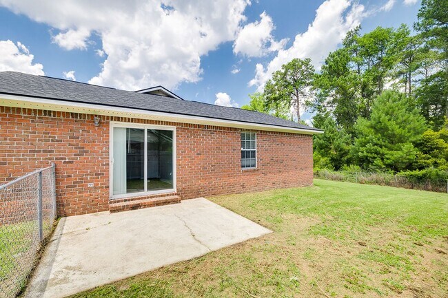 Building Photo - Spacious 3 Bedroom Home with Garage & Large Fenced Yard in Rincon