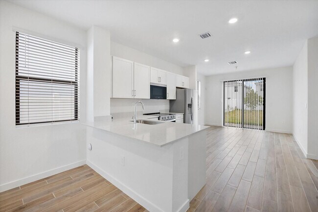 Building Photo - 713 SE 15th Ave