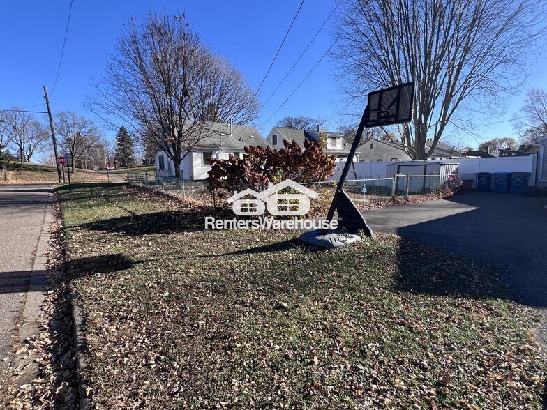 Building Photo - 2949 York Ave N