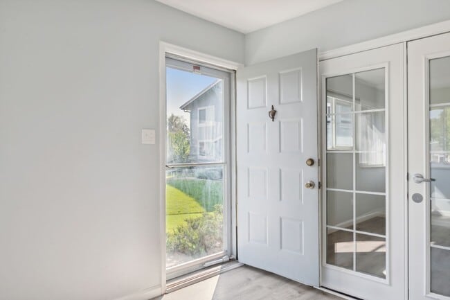 Building Photo - Beautifully Renovated 3bed / 2bath in PRIM...