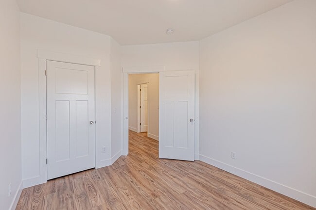 Building Photo - AVAILABLE TODAY - 3 Bed 2.5 Bath Townhome ...