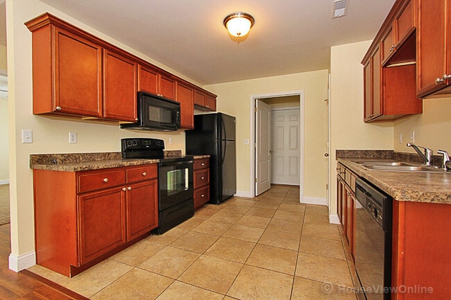 Building Photo - Founders Court 135/137