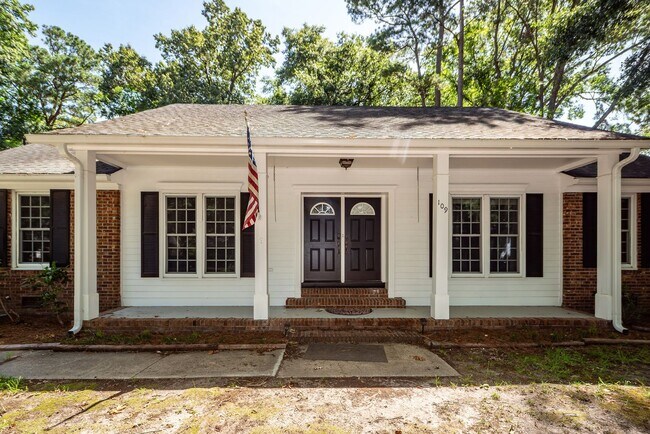 Building Photo - 3 Bedroom 2 Bath Home in Kings Grant - Sum...