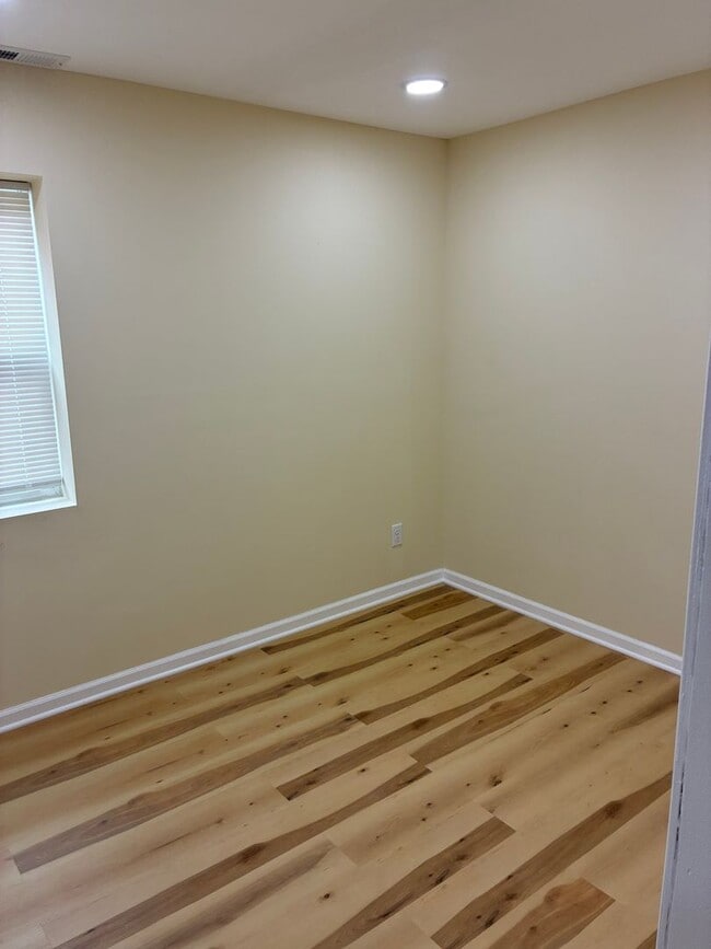 Building Photo - Stylish Renovated Home