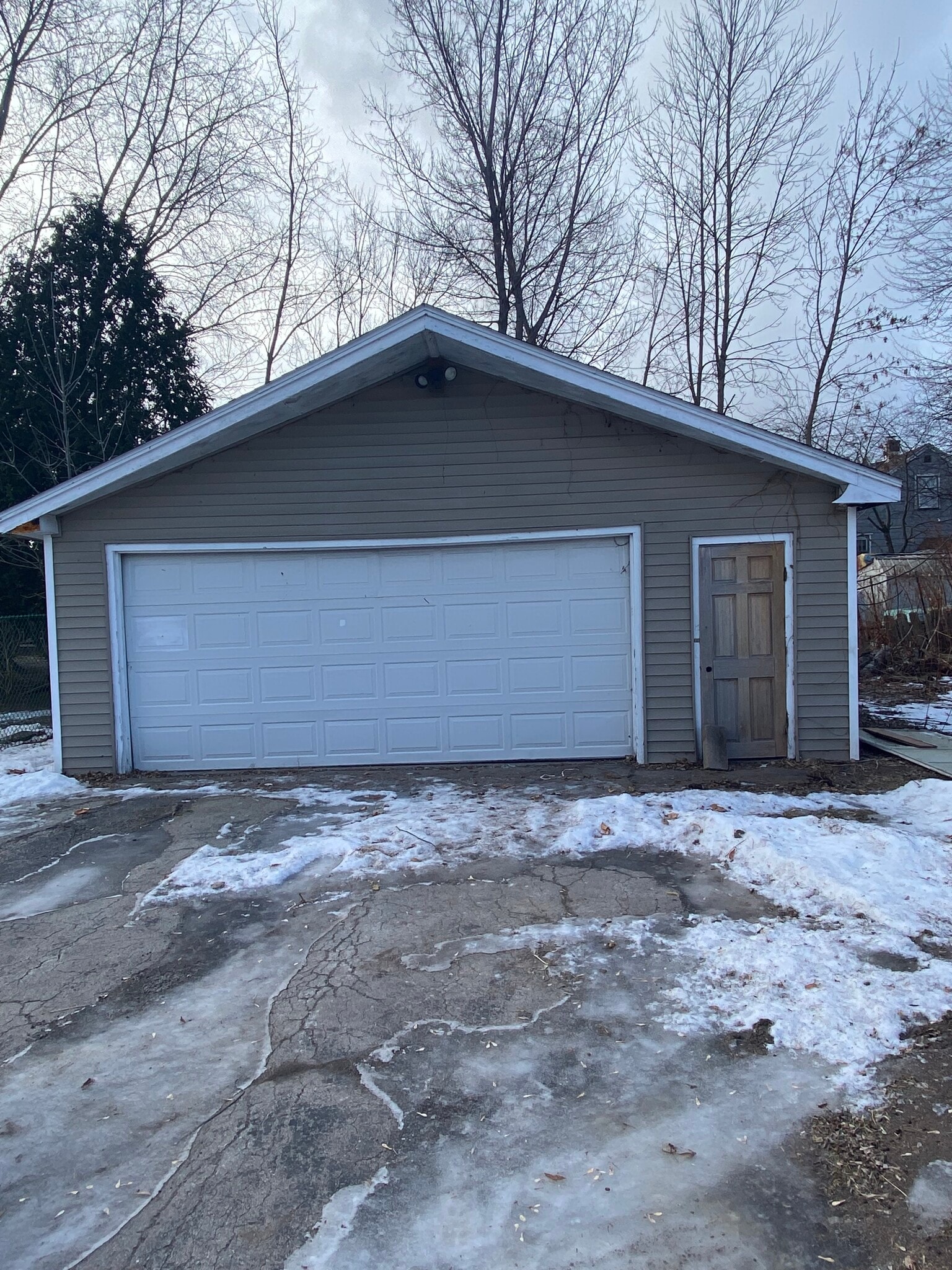 Garage - 237 Lake St