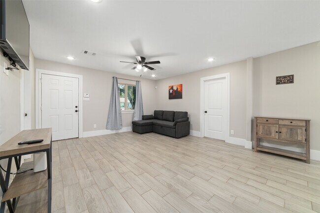 Building Photo - 6720 Cathcart Dr