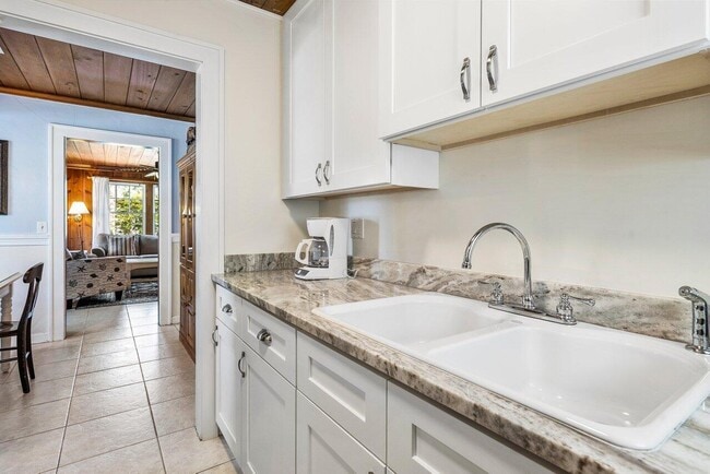 Building Photo - 102 SE 7th Ave