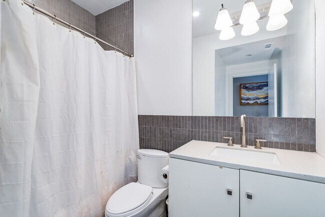 Building Photo - 870 N Orleans St