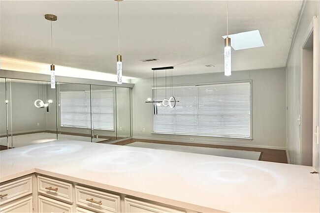 Building Photo - 202 Coronation Dr