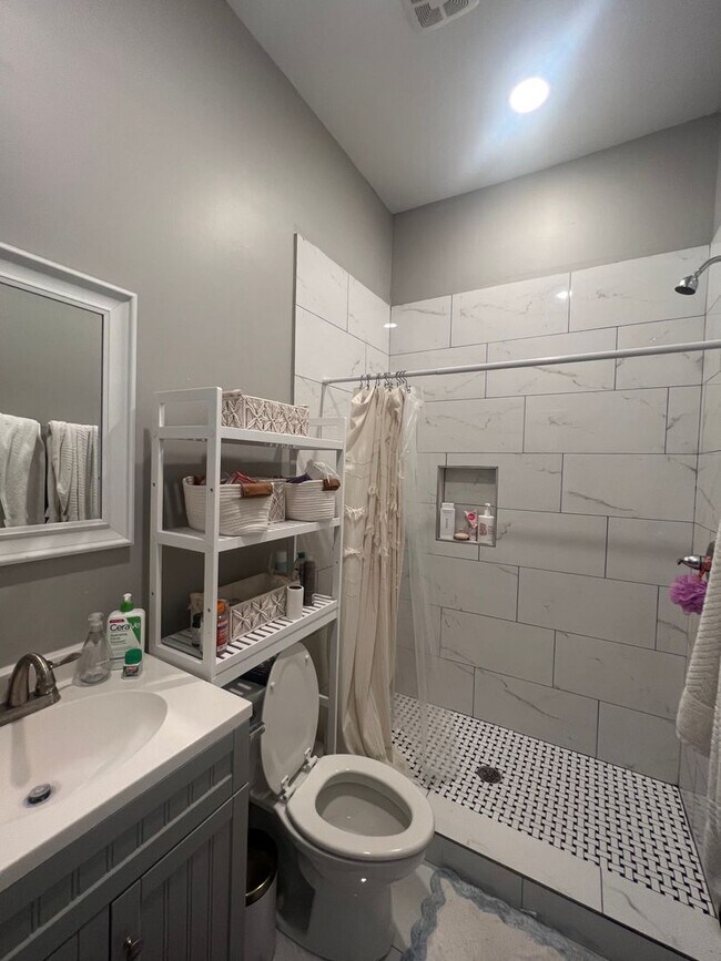 Building Photo - 5bd/3ba Adorable Home Available for Next S...