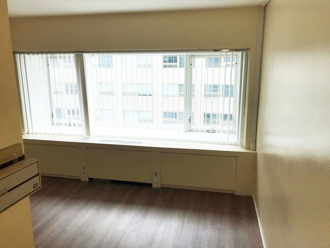 Building Photo - Gorgeous and Updated One Bedroom Unit in D...