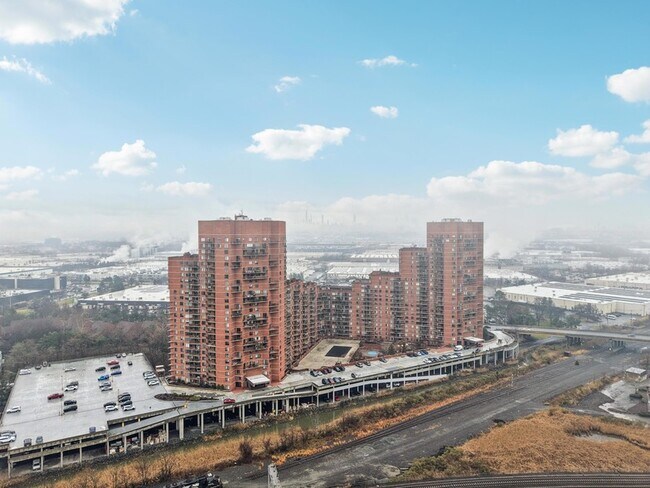 Building Photo - 530 Harmon Cove Tower