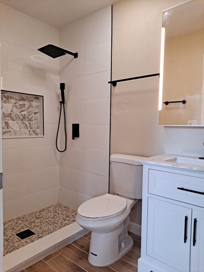 Building Photo - UPDATED 3BR 2BA WITH 2 CAR GARAGE FOR RENT