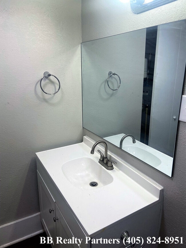 Building Photo - 1121 S Quaker Ave