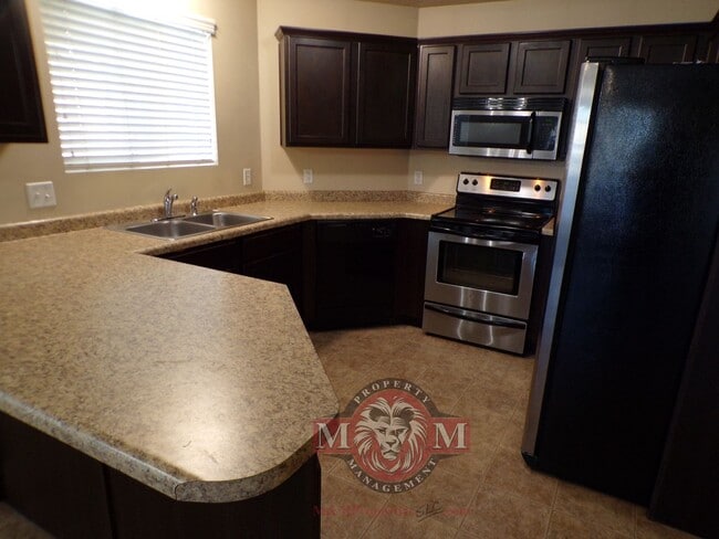 Building Photo - Great 3 Bed 2 Bath Sandy Condo!!