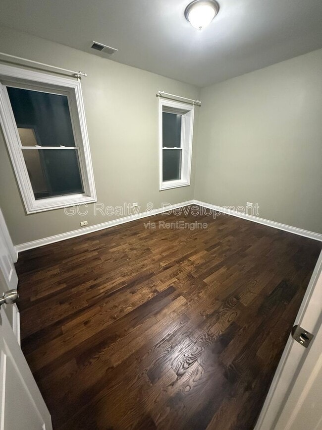 Building Photo - 1727 W Albion Ave